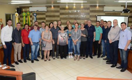 Familiares do homenageado acompanharam a sessão, em que foi votada denominação da estrada de Aterrados.